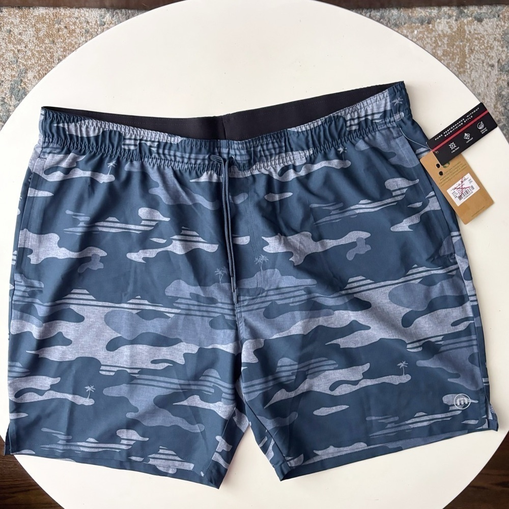 Travis Mathew Men’s 7.5” Leader Board Active Short Size 2XL New Blue Camo